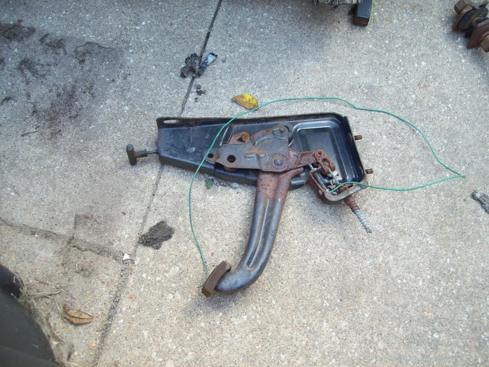  Conjunto de pedal de freno de emergencia International Travelall 1972 Foto 1 de 1