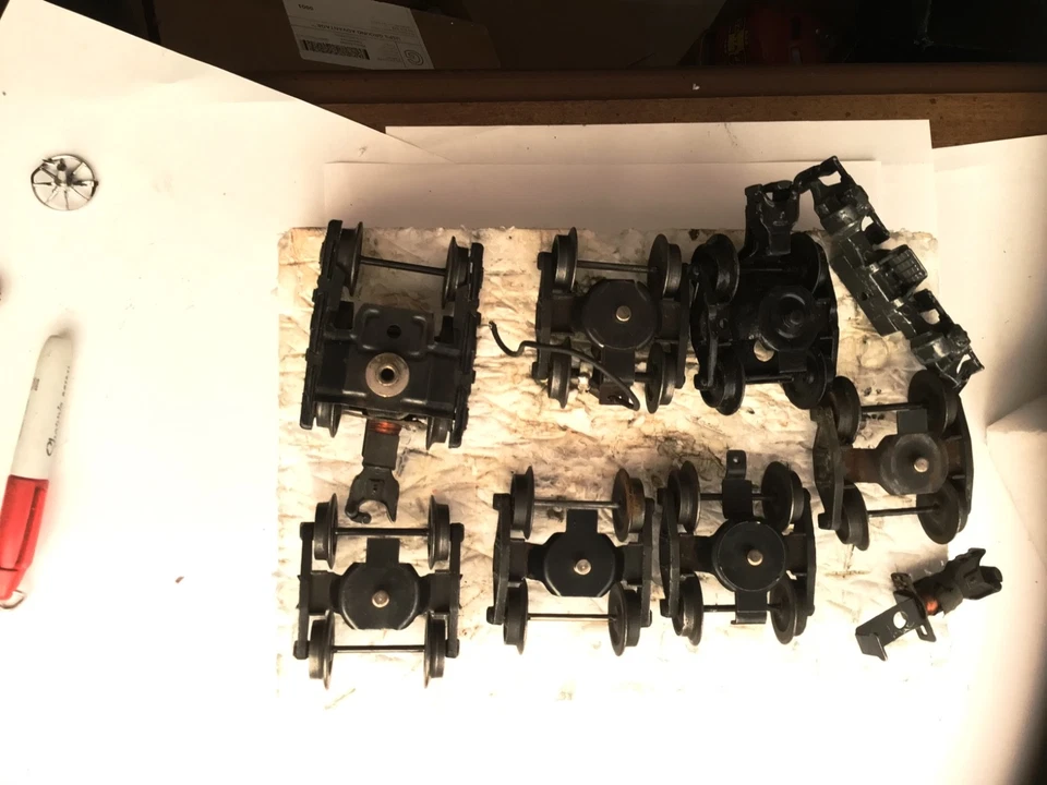 LIONEL O GAUGE TRAIN TRUCKS + - Image 1 of 4