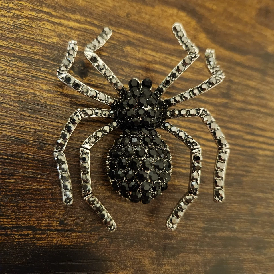 Piper K Creep It 真银色和黑色玻璃水晶蜘蛛胸针  — 第 1/4 张图片