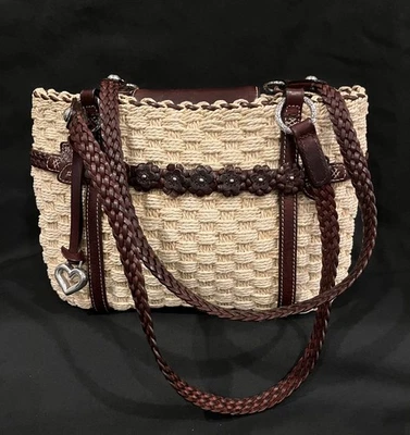 Bolso de Hombro Tejido Beige Brighton con Corazón Colgante Borde de Cuero Acento Floral Foto 1 de 4