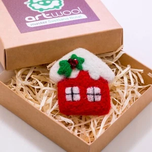 Felted Christmas House Pin – Handmade Wool Brooch – Xmas Gift – Eco Jewelry - Picture 1 of 4