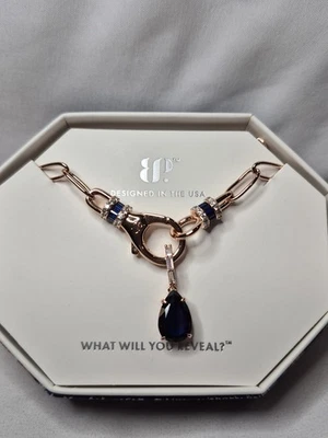 Collar Bomb Party Septiembre 2024 Edgy Glamour RBP8159 Zafiro Sobre Oro Rosa  Foto 1 de 3