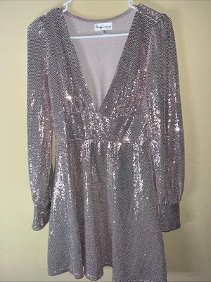 Vestido de manga larga con cuello en V profundo y lentejuelas Honey And Rosie, talla pequeña Foto 1 de 3