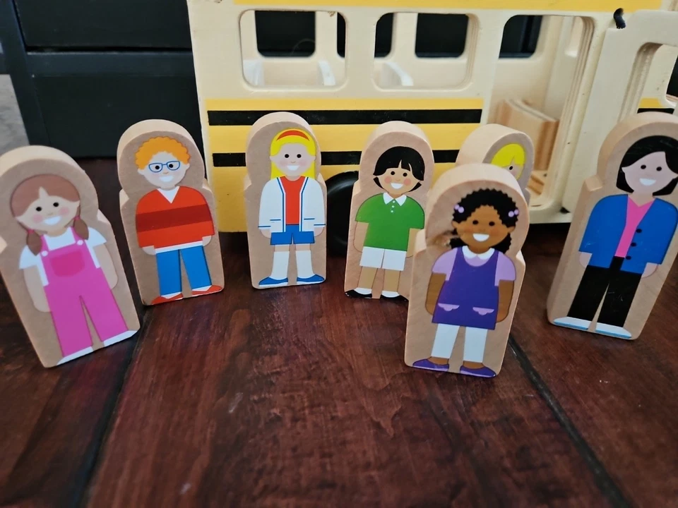 Autobús escolar Melissa & Doug con figuras  Foto 1 de 4