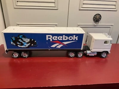 Remolque tractor Nylint Reebok semi 19” de largo. 1/25 buen estado 21” de largo. Foto 1 de 4