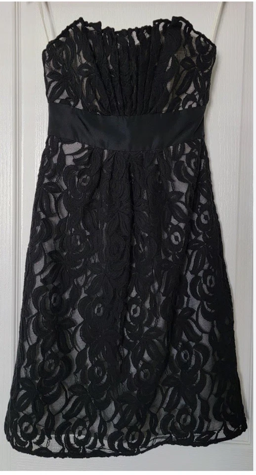 Vestido sobreposição de renda preto sem alças White House Black Market Whbm tamanho 14 - Imagem 1 de 2