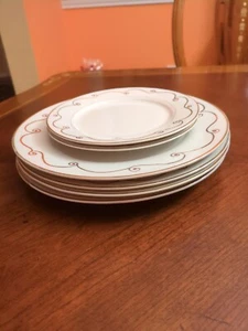 Plato de cena Holiday Scroll de PIER 1 Juego de 4 platos de cena y 2 platos de ensalada - Imagen 1 de 8