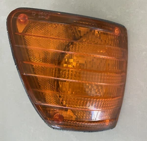 MERCEDES BENZ W116 RIGHT SIDE FRONT PARKING LIGHT /TURN LIGHT ASSEMBLY - Picture 1 of 2