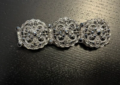 "Pulsera de filigrana con pedrería gris y negra de 1,5"" de ancho" Foto 1 de 2