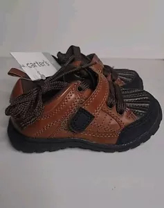 NUEVO CON ETIQUETAS Zapatillas Ligeras Carter's Niños Pequeños MARRÓN/NEGRO TALLA 7 (5,5") - Imagen 1 de 5