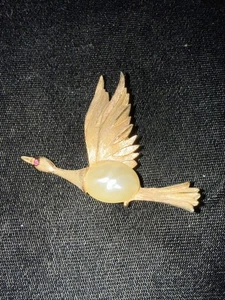 Brushed Gold Tone Flying Goose with Faux Pearl Body Brooch/pin 4-11 - Picture 1 of 6