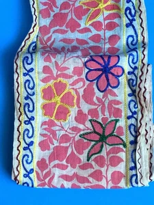 Vintage besticktes Band rosa und blau Blumen Rankgitter auf Ecru Baumwolle Nähen - Bild 1 von 6