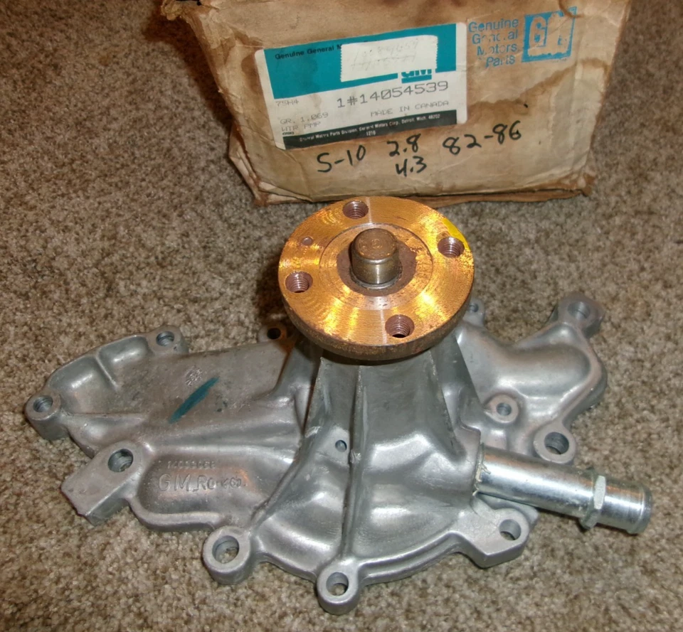 Nuevo NOS GM 1982-86 Chevy S-10 bomba de agua 2.8, 4.3L OEM # 14054539 Blazer, camioneta Foto 1 de 4