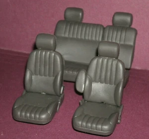 Sedili anteriori e posteriori Chrysler PT Cruiser scala 1/18 (3) parti modello Maisto - Foto 1 di 5