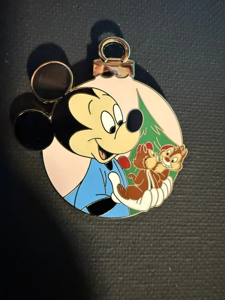 2025 Disney Pluto’s Christmas Tree Misterioso Ornamento Pin Mickey con Chip Dale LR Foto 1 de 1