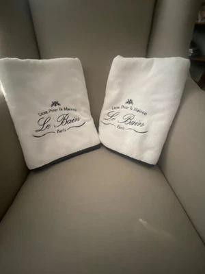 2 toallas de baño Le Bain Paris de Kassatex Luxe Pour la Maison blancas con adornos negros Foto 1 de 4