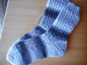 Handarbeit Strümpfe Größe 39 - 41 Blau Grau Farbverlauf Struktur Reliefmuster - Bild 1 von 4