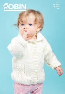 3054 Robin Baby/Kleinkind Kragen Jacke Strickmuster in DK 18-26" (46-66cm) - Bild 1 von 4