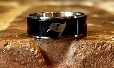 坦帕湾海盗队男式NFL钛戒指。 结婚戒指 独特礼物 — 第 1/4 张图片