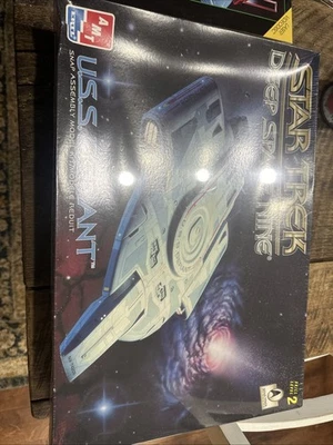 Star Trek Deep Space Nine U.S.S. Defiant A.M.T./Ertl Model Kit 4613 - Image 1 of 4