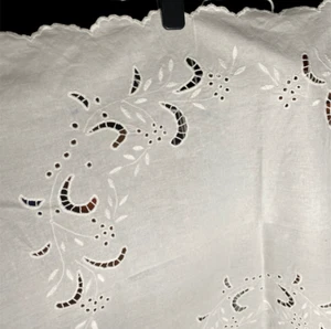 Vintage Table Cloth White Big Serviette Hand Embroidered Cotton 132 x 74cm - Picture 1 of 11