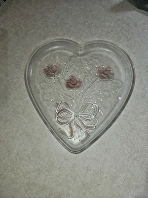 Prato vintage Mikasa cristal fosco gravado rosas/fitas em forma de coração 12" - Imagem 1 de 4