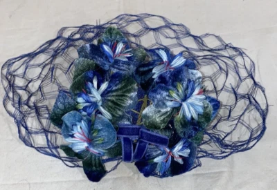 复古 Maxine 20 世纪 50 年代蓝色花朵插帽面纱网德比 (Tote3O) — 第 1/3 张图片