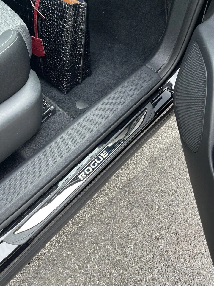 Cubierta protectora de placa de umbral de puerta de acero inoxidable negro para Nissan Rogue X4 Foto 1 de 4