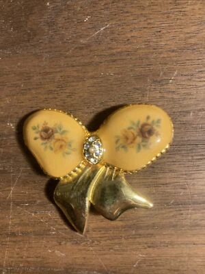 Broche prendedor con lazo floral tono dorado vintage de Kenneth Cole KC con diamantes de imitación esmaltados  Foto 1 de 4