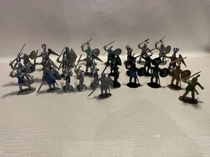 Vintage 1970s Timpo Knights, 27 x Painted Plastic Toy Soldiers, 1/32 Scale. - Picture 1 of 9