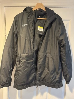Chaqueta de abrigo Nike de relleno sintético AO1487-010 negra para mujer talla S precio de venta sugerido por el fabricante 140 USD Foto 1 de 3