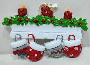 FAMILIA DE 4 MITONES ROJOS VERDES PERSONALIZADOS Adorno Árbol de Navidad - Imagen 1 de 2