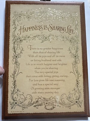 Placa de pared de madera vintage 1982 con sello Happiness Is Sharing Life Foto 1 de 4