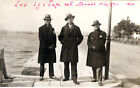 #31325 THESSALONICA Grecja lata 30. Trzech mężczyzn na platformie Białej Wieży RPPC