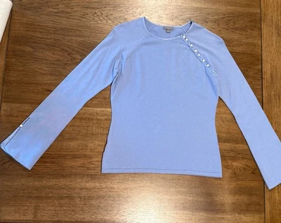 Suéter Top Ann Taylor Azul Mezcla Seda Pequeño Perla Botón Detalle Silencioso Lujo Foto 1 de 4