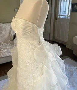 Pronovias Women's Wedding Dress Size 12 Detachable Train Absolutely Stunning - Picture 1 of 10