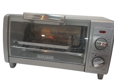 Black + Decker 4-Slice Toaster Oven 1150W Gray Model TO1700SG - Image 1 of 4