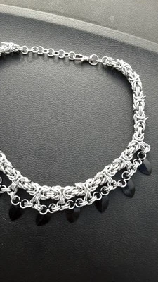 Collar grueso de malla con detalles de escala de plástico Foto 1 de 4