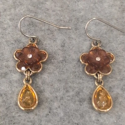Pendientes colgantes vintage de flores en tono dorado con acento de lágrima ámbar Foto 1 de 3
