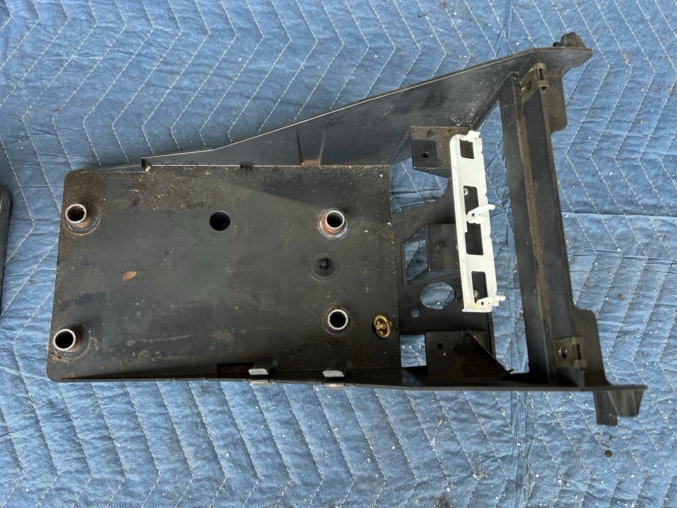 1993-1997 Volvo 850 850R M56 Manual Trans Shifter Mount Bracket OEM 5 Spd #4646E - Image 1 of 4