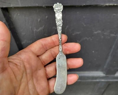 Esparcidor de mantequilla de rosas nupcial Alvin de plata de ley mango plano grande 6-1/8" Foto 1 de 4