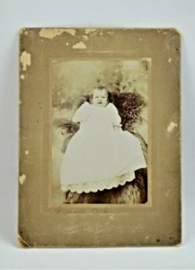 Foto De Colección de Bebé en Manta de Piel Gruesa Gabinete Tarjeta Grossman Owings Ohio Años 1890 - Imagen 1 de 8