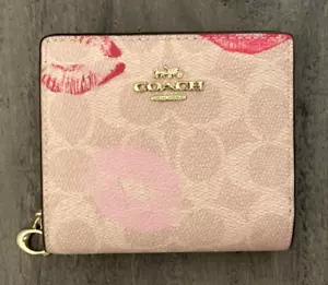 Coach Geldbörse mit Druckknopf aus charakteristischem Canvas und Lippenaufdruck #CZ952 - Bild 1 von 9