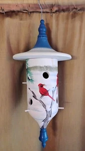 16" handbemaltes hängendes Vogelhaus aus Holz mit Winterbäumen & Kardinälen Landschaft - Bild 1 von 9