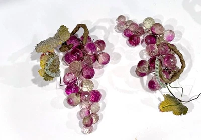 Juego de 2 racimos de uva de cristal vintage de mediados de siglo de los años 60 en una vid con hojas Foto 1 de 3