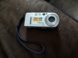Sony Cybershot DSC-P7 3.2MP Compact Digital Camera Silver - Picture 1 of 8