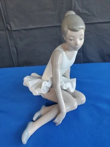Estatuilla de porcelana NAO by Lladro bailarina sentada hecha a mano en España - Imagen 1 de 6