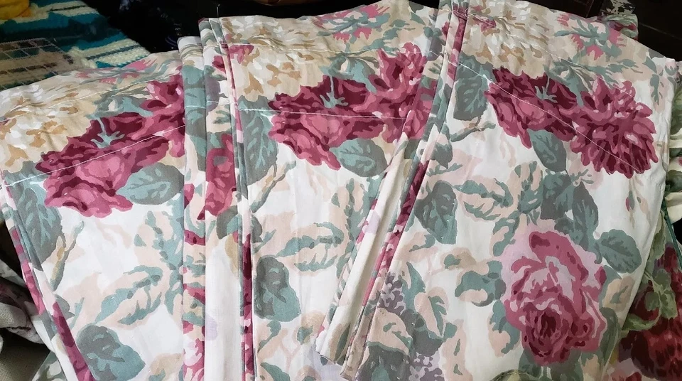 Tres cortinas de cenefa, moda croscill para el hogar, casa de campo  Foto 1 de 4