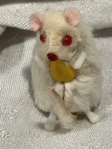 Topo in pelliccia bianca vintage con nocciolo di mais  - Foto 1 di 2