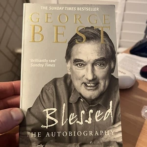 085 - Autobiografia firmata George Best intitolata BENEDETTO - brossura + certificato di autenticità - Foto 1 di 4